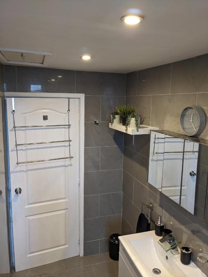 Contractors, Relocators, Free Parking, Wifi, Smart Tvs Apartment Marston Green Exterior photo